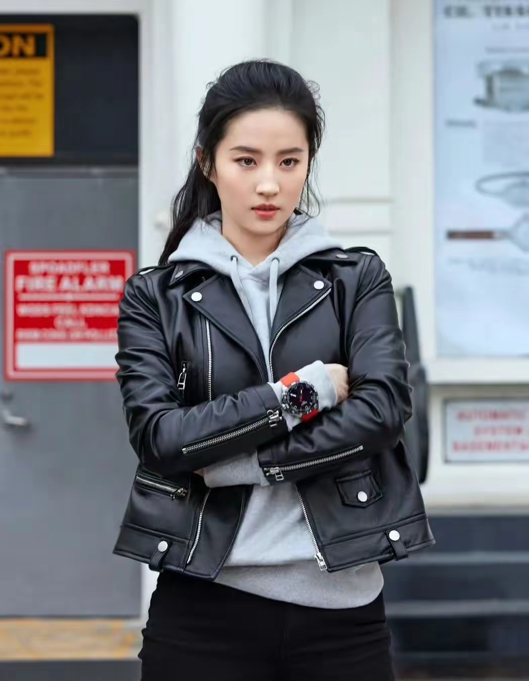 刘亦菲,身穿皮夹克,内衬带帽卫衣,搭配黑色紧身裤,眼神清冷犀利,又美