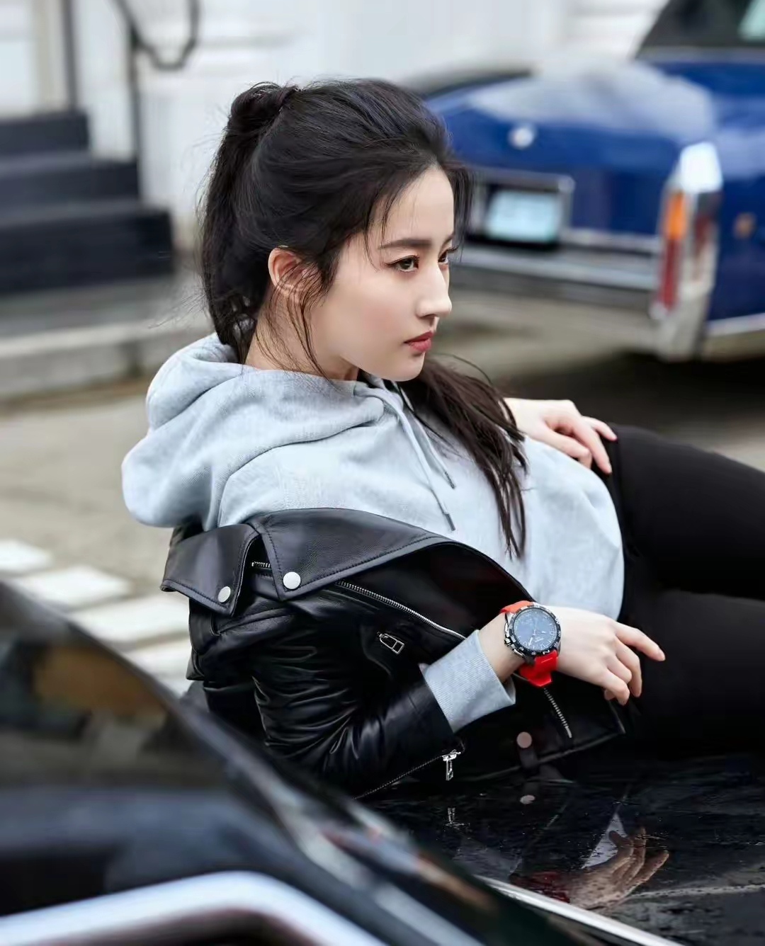 刘亦菲,身穿皮夹克,内衬带帽卫衣,搭配黑色紧身裤,眼神清冷犀利,又美