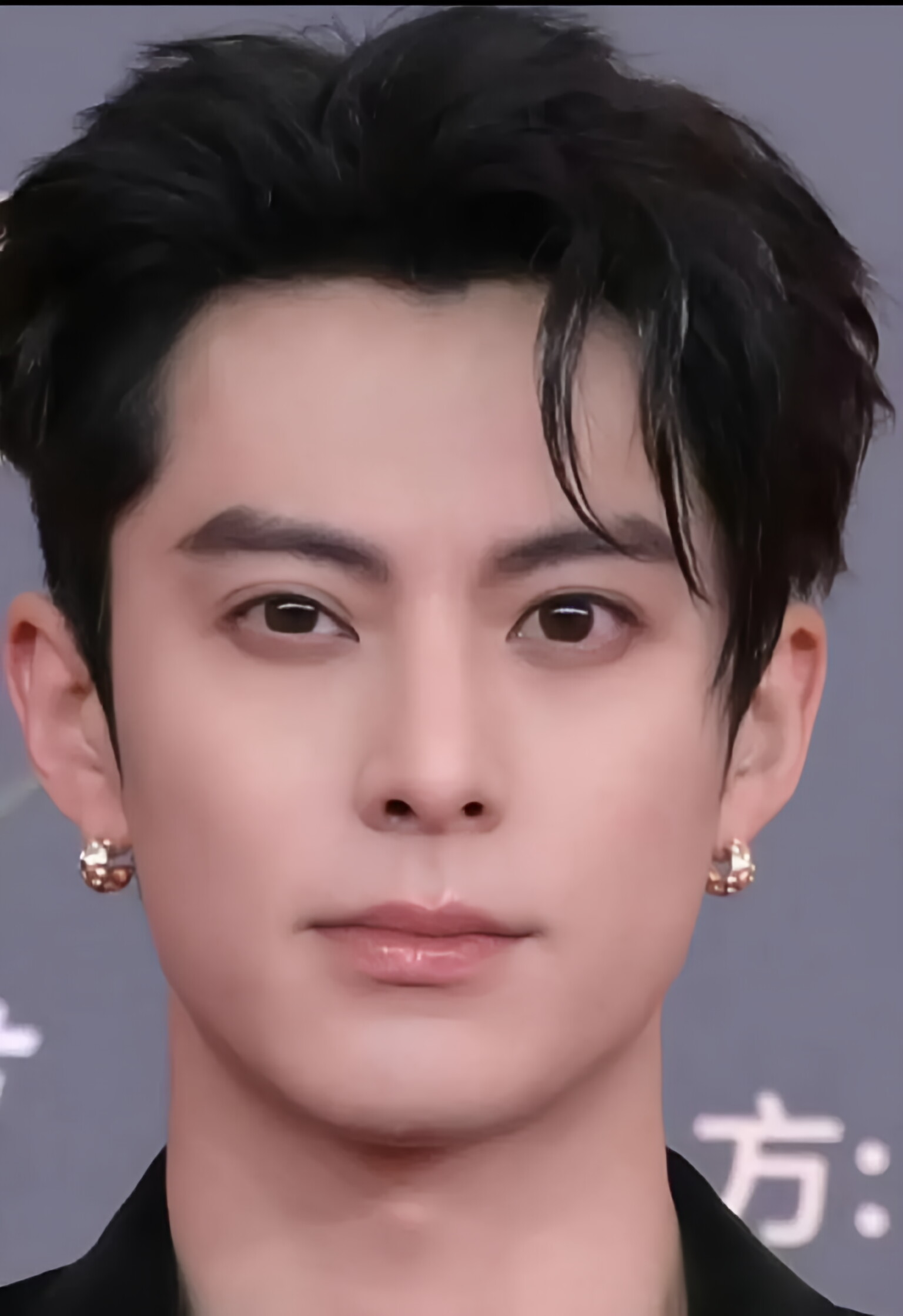 视界大会男明星真没眼看,王鹤棣大小眼太明显了,而且越来越偏猴系帅哥