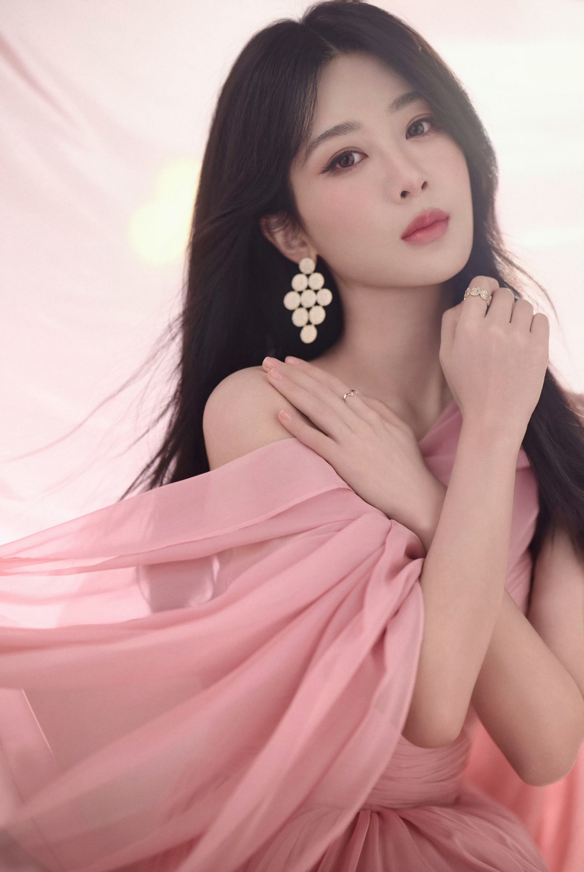 杨紫最近的风格还是蛮多变的,每次亮相都能给人惊喜,这套粉色礼服明显