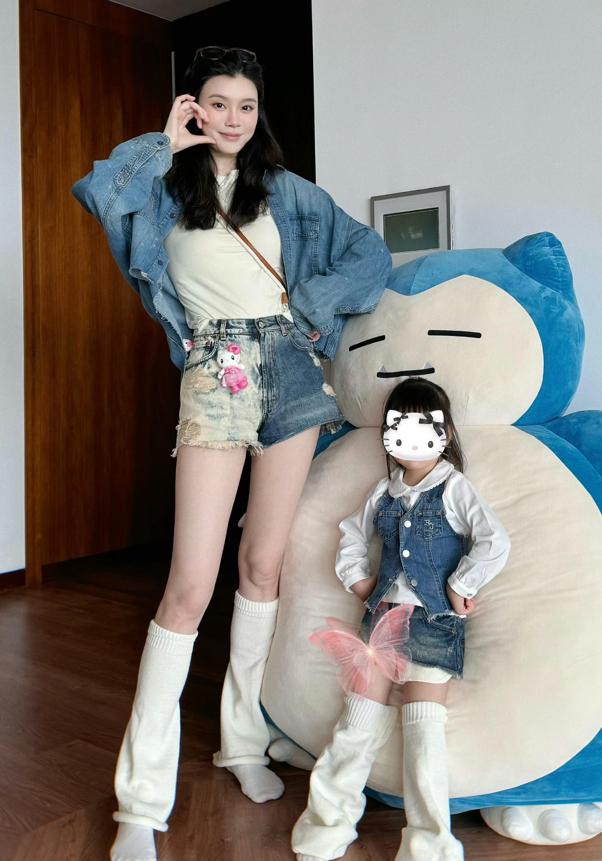 奚梦瑶一家香港迪士尼游玩,逆天美腿成焦点,站在三岁女儿身边像巨人!