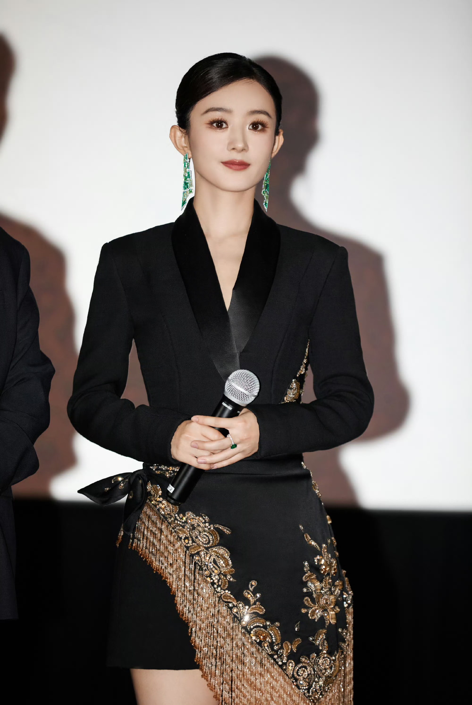 赵丽颖这身造型真的好美,西装裙显得很干净利落,端庄又大气!