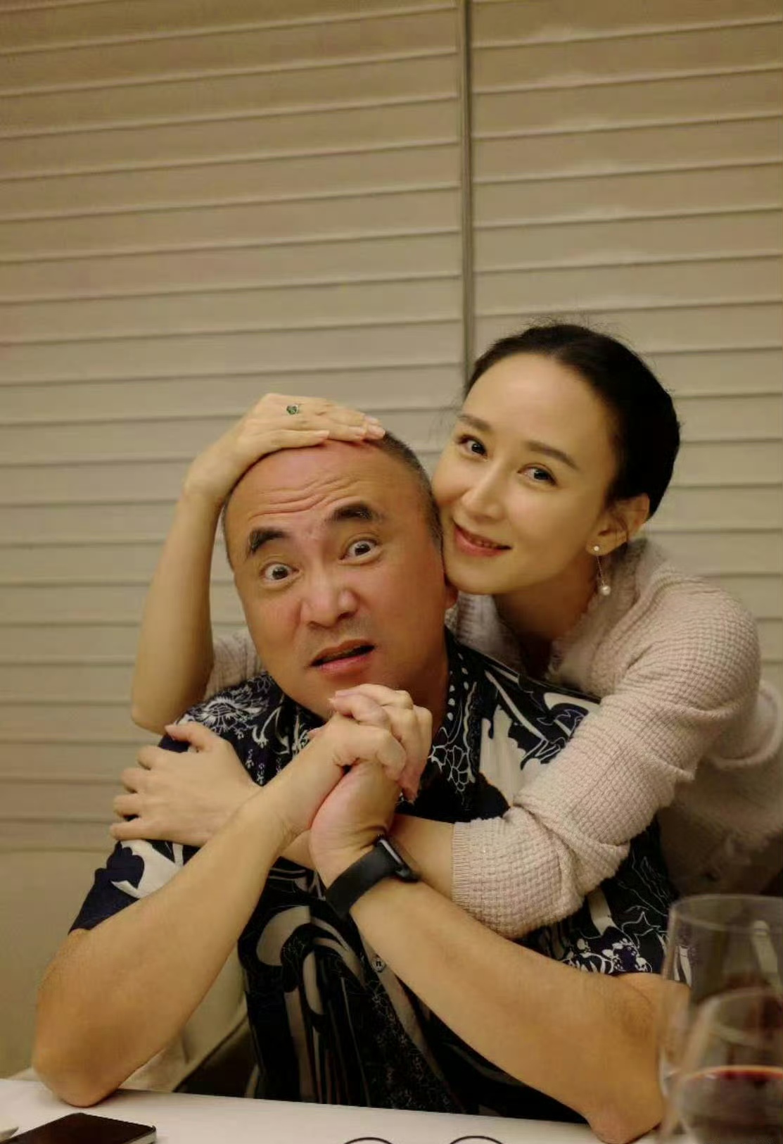 光头确实比秃顶好看,他这个年纪很多这样的,对比起来