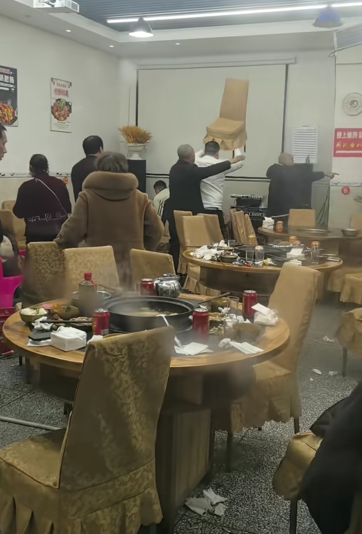 重庆几个小哥正在饭店里吃饭,吃着吃着,没想到一头野猪呼呼得跑了进来