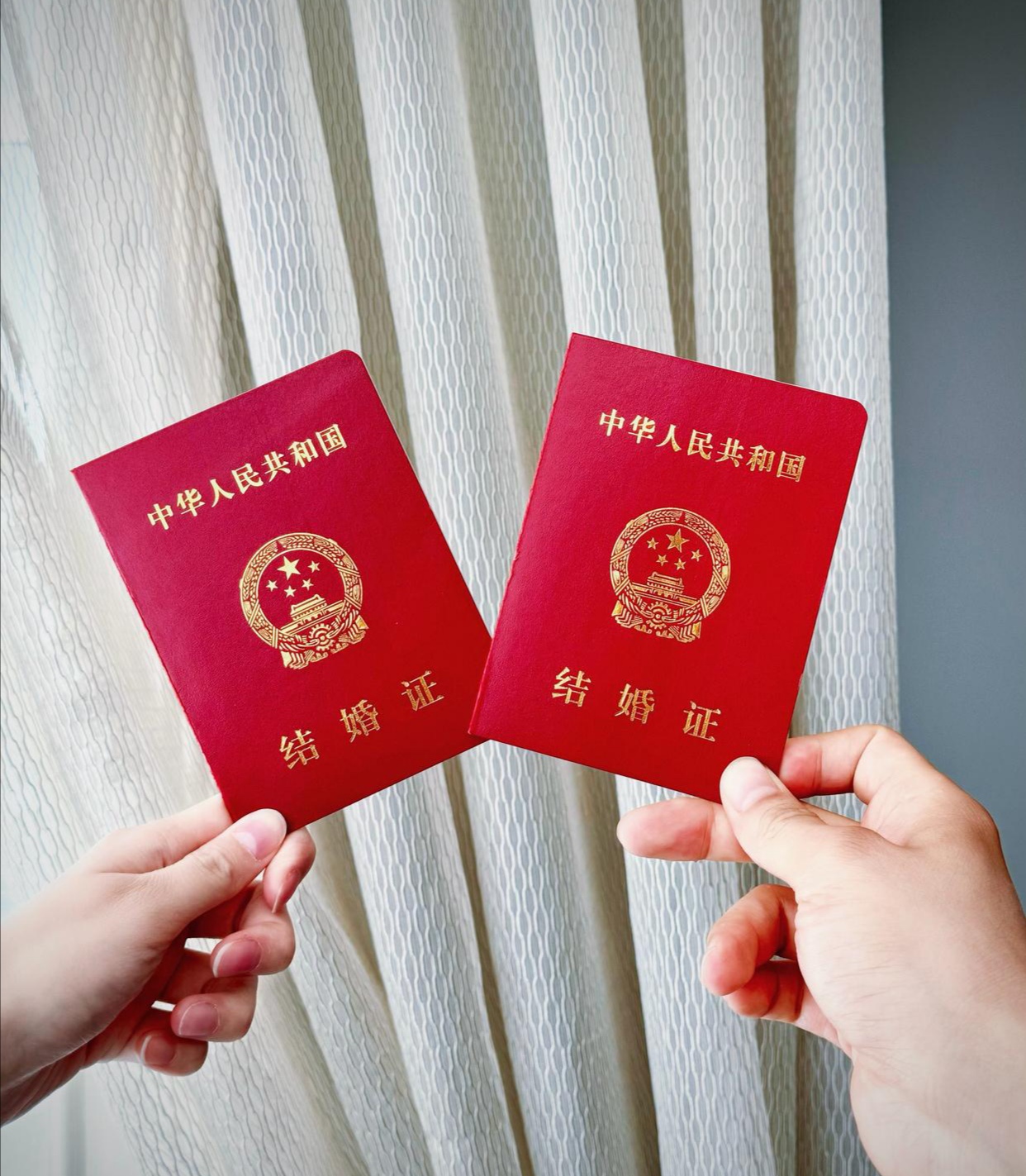 这不,黄子韬徐艺洋就官宣领证了,黄子韬说,目标已达