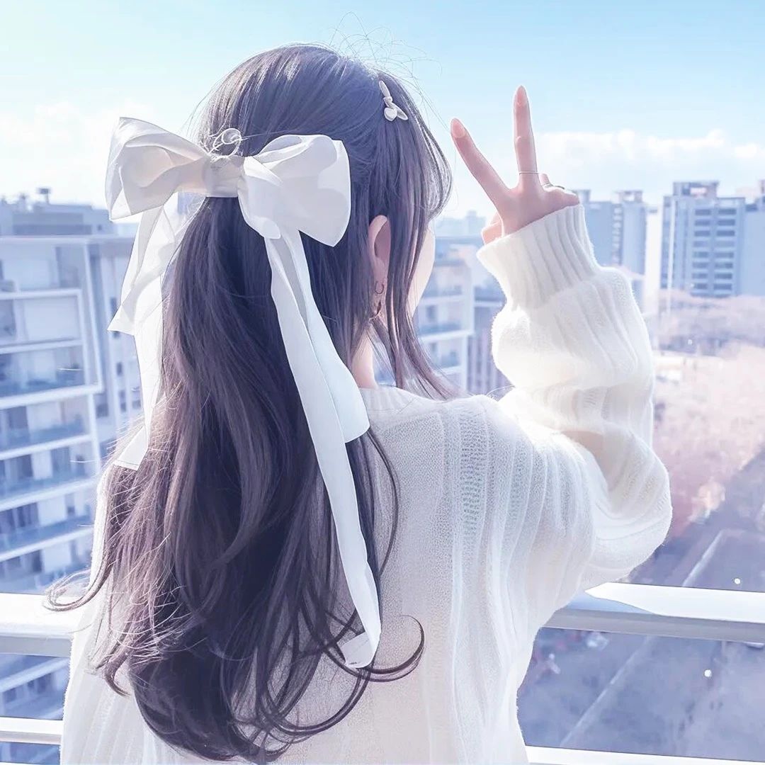 少女的背影,在阳光下显得格外耀眼,仿佛在告诉我们,无论生活多么忙碌