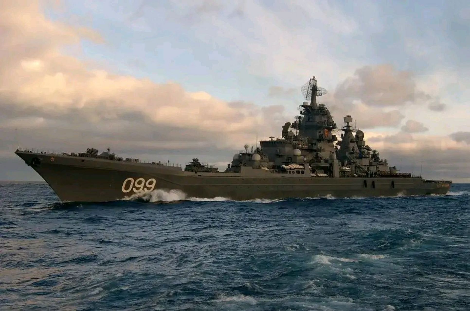 彼得大帝号:全球仅存的战舰巨兽,装备500多枚导弹武装全身,美航母见了