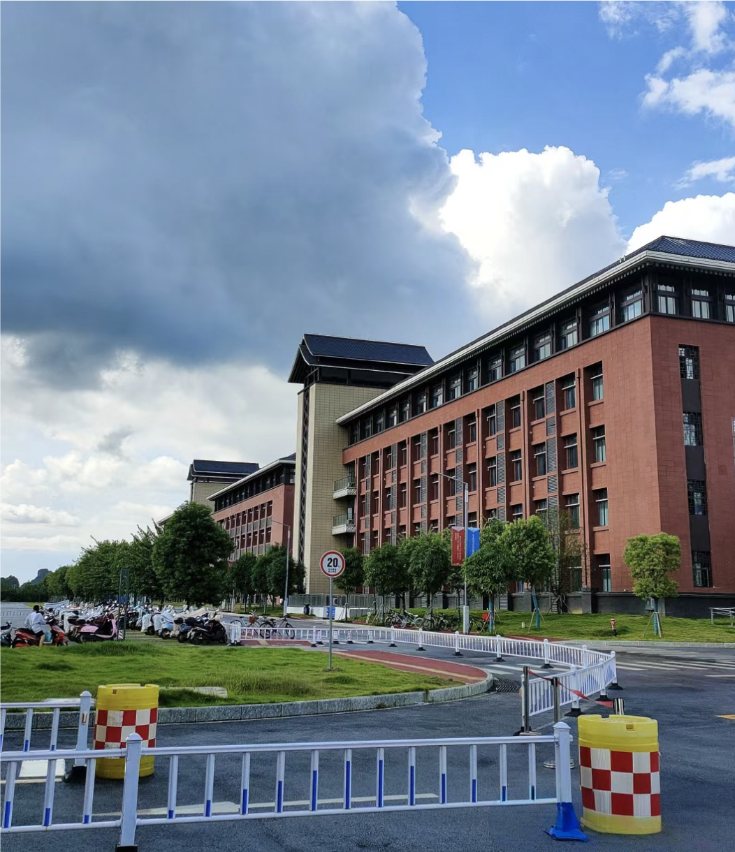 1.先说出行,才52岁,自己会开四轮车,却舍不得买