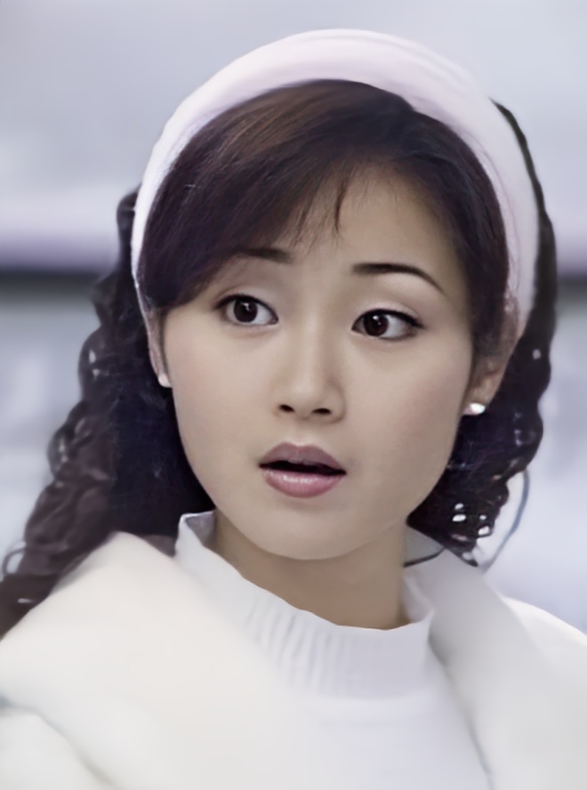 选美台上展风采,亚军荣耀始留痕. 荧幕之中角色真,演绎悲欢入人心