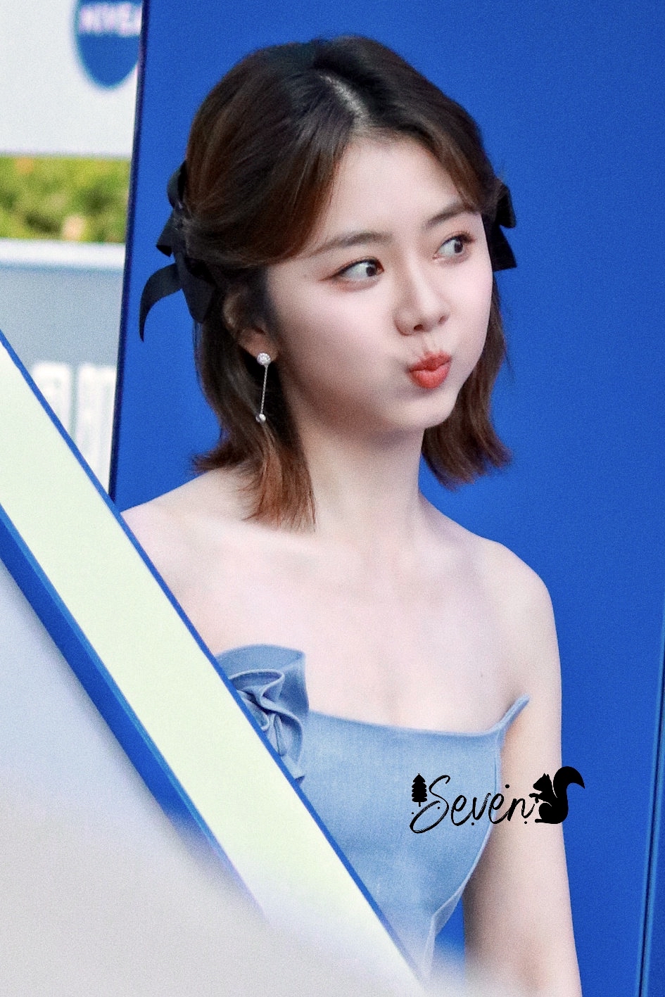 小仙女谭松韵身穿蓝色抹胸连衣裙,出席某活动现场!