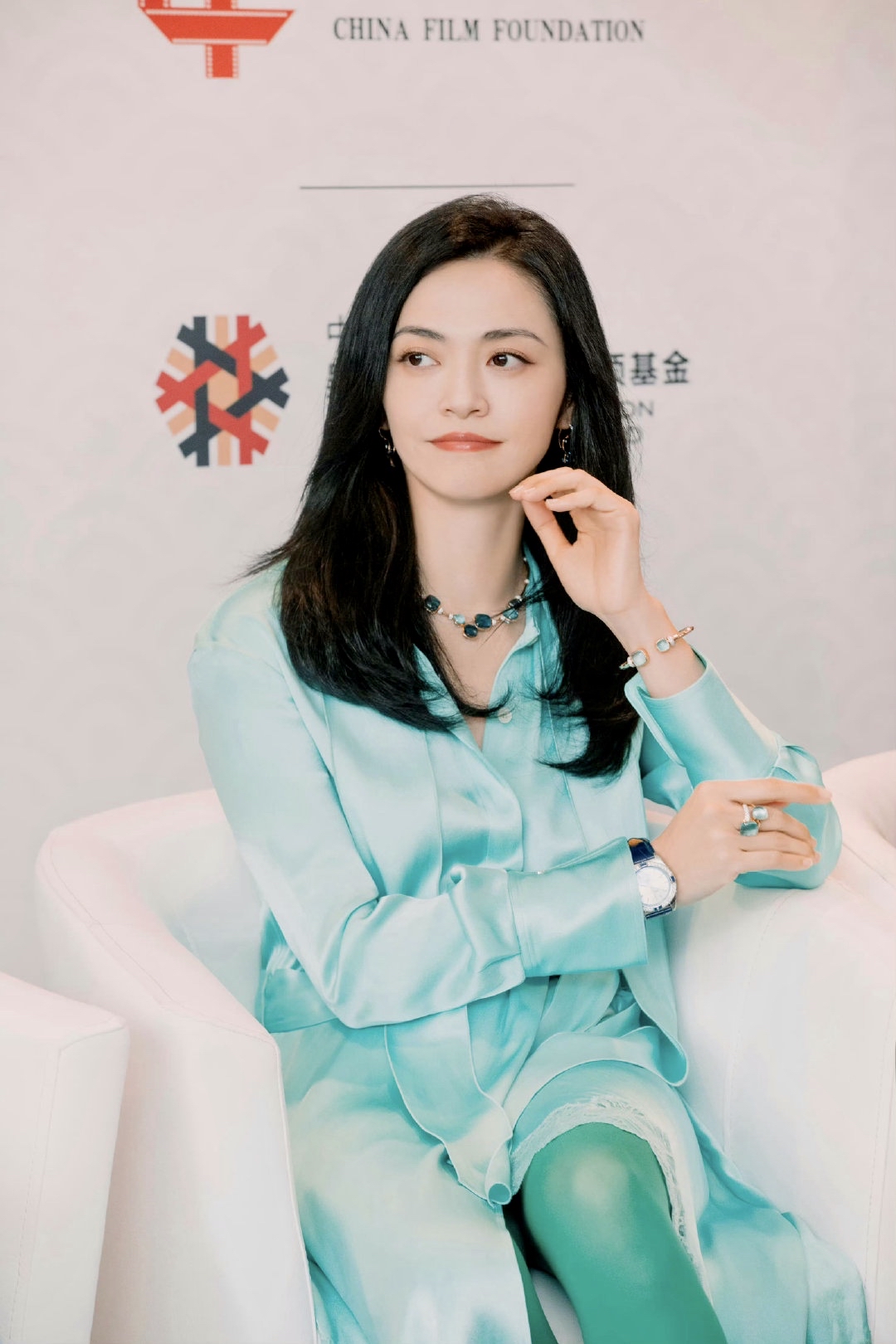 姚晨大绿外套加绿色丝袜穿搭!#动态连更挑战# #姚晨