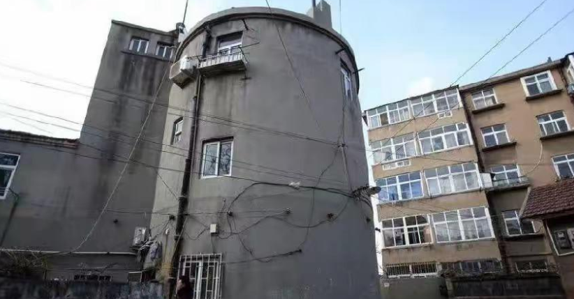 在青岛李沧区,有一座独特的建筑,它并非什么名胜古迹,而是一座建于