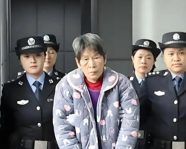 她出生于1963年,云南大理人,白族