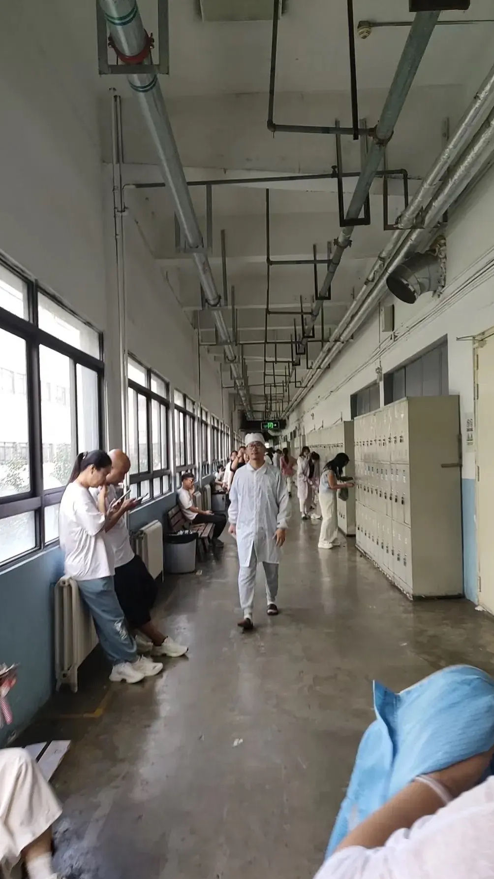 在富士康有文凭就是好,新招进来的本科生,拿着五六千元的底薪,在车间