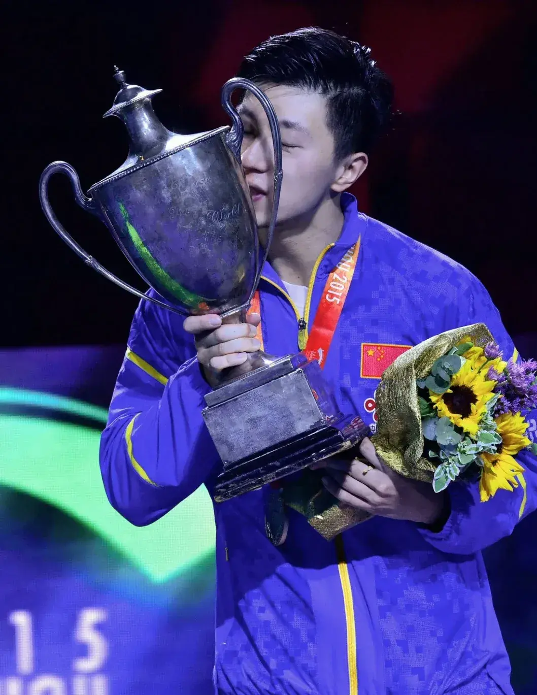 马龙和他的奖杯,他真的好会亲! 1.苏州发胶龙真的是白月光啊!