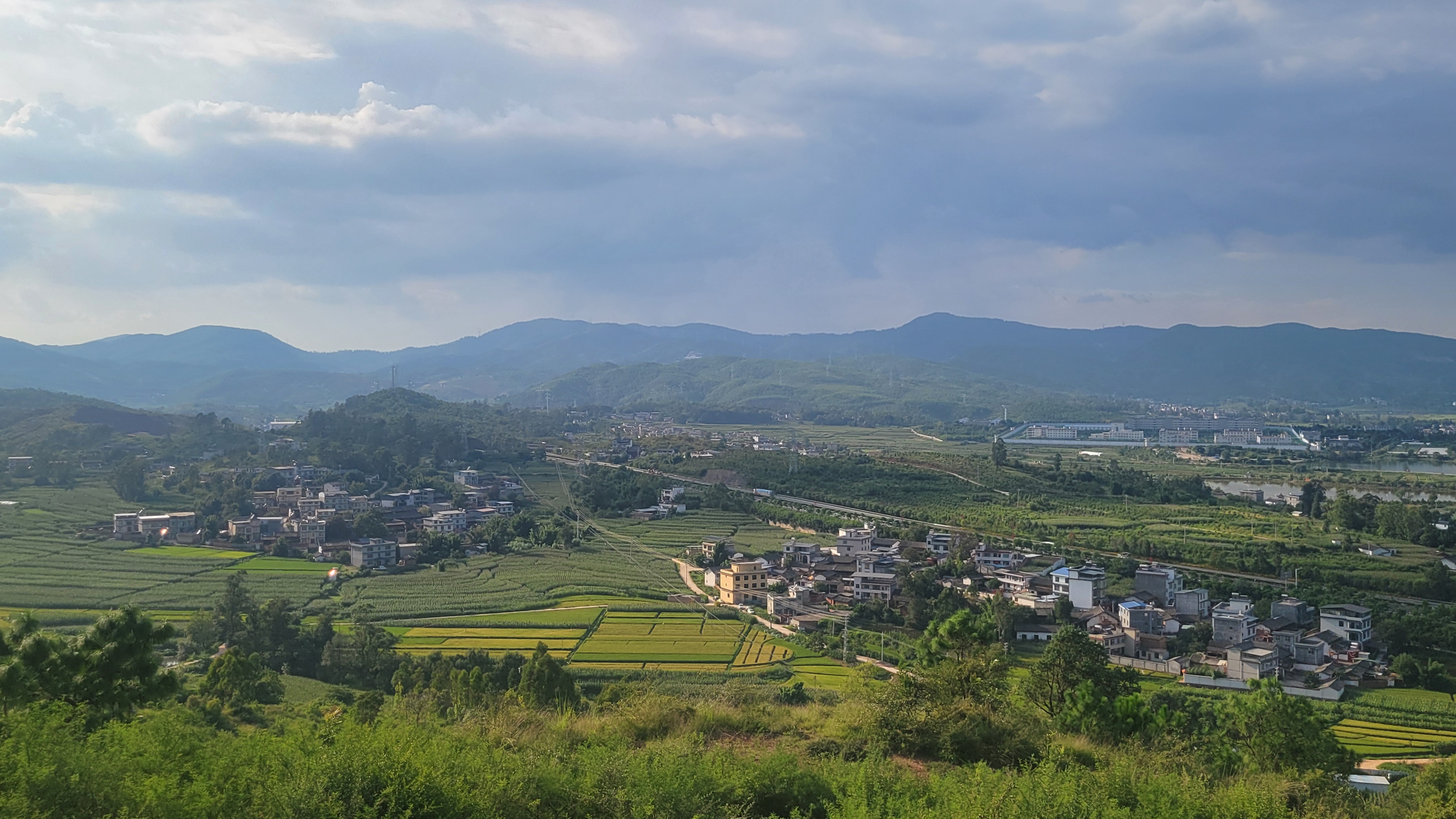 苍岭镇位于楚雄市东部,东与禄丰市交界,南与鹿城镇相连,西与东瓜镇