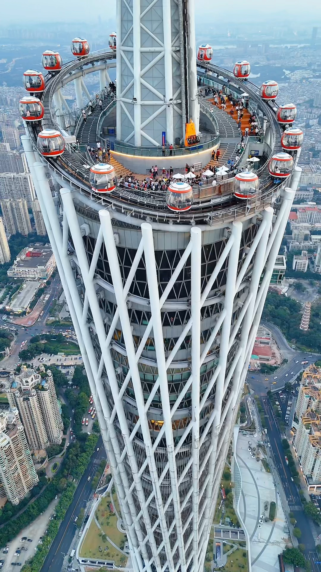 广州塔之美,犹如一根矗立在珠江之滨的璀璨钻石,熠熠生辉