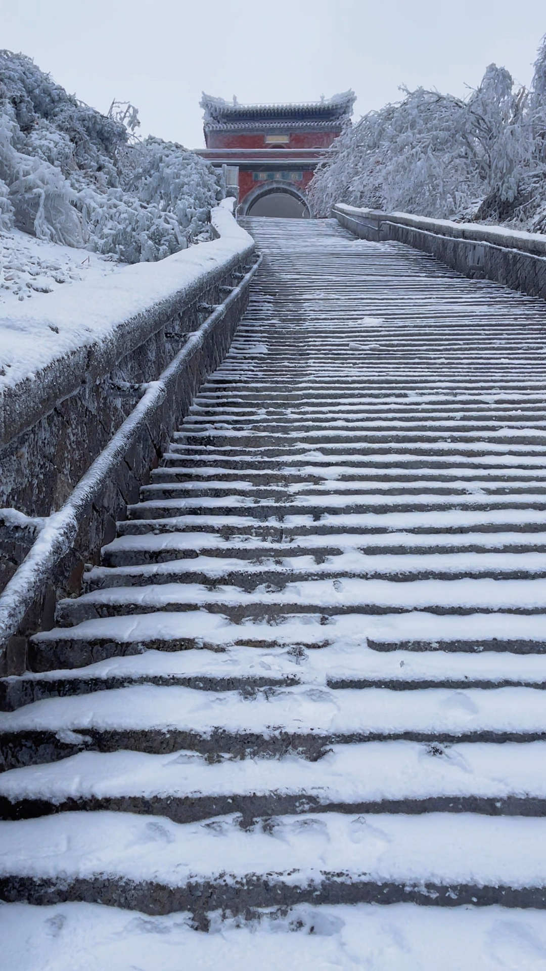 泰山十八盘雪景图片