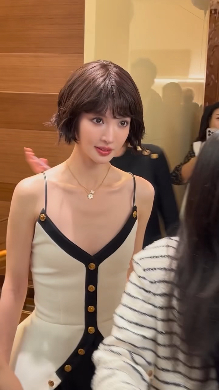 金晨精致的短发,太有气质了!