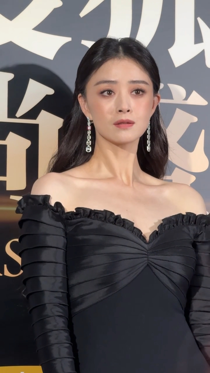 41岁蒋欣一袭黑裙出席活动,妆容精致,气质出众!