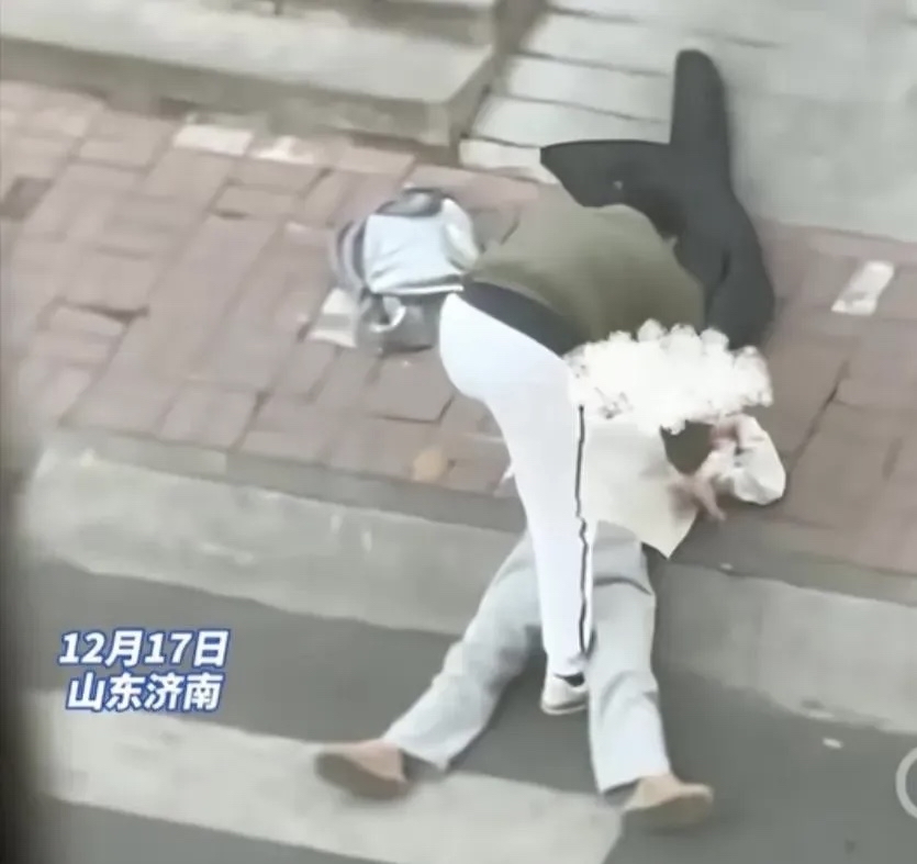 据说这个男生劈腿了,为了挽回他的女友,他竟然不顾其他人的目光,在