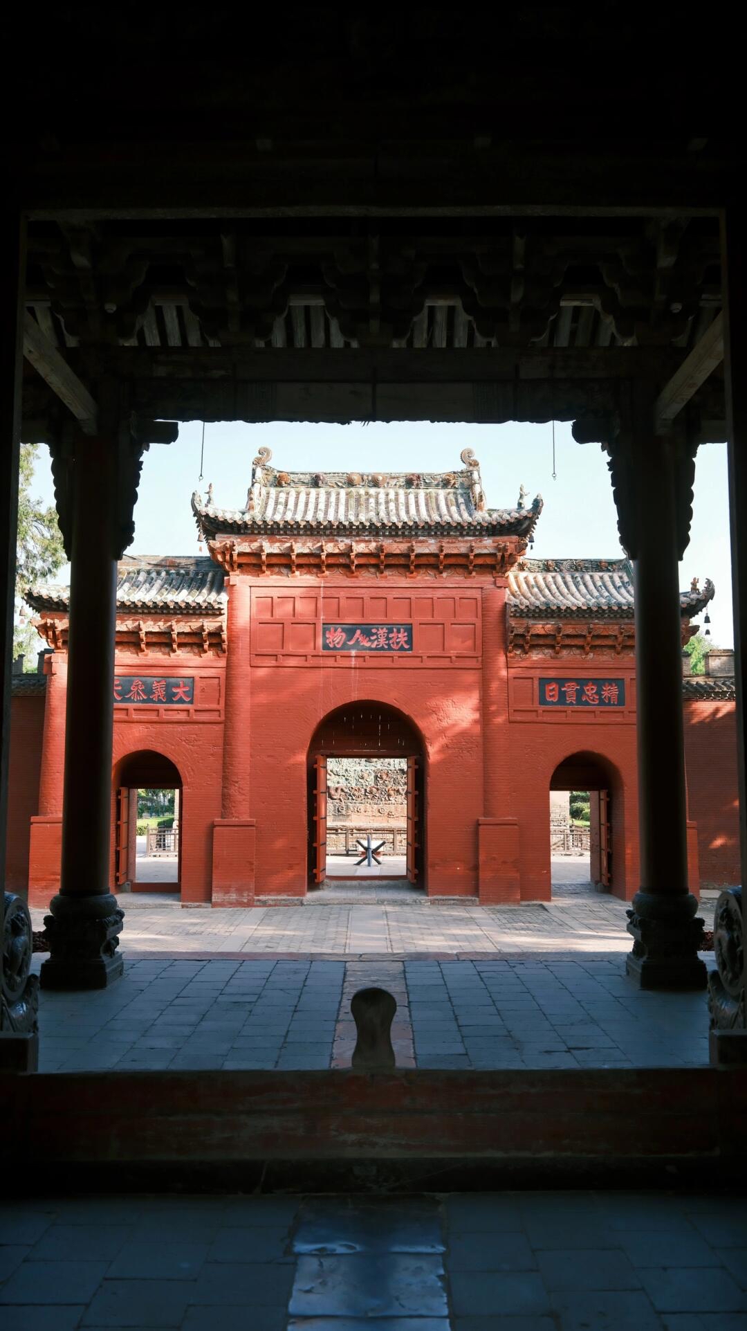 关帝庙,庙内建筑雕梁画栋,气势非凡,尤其是崇宁殿和春秋楼,更是其中的