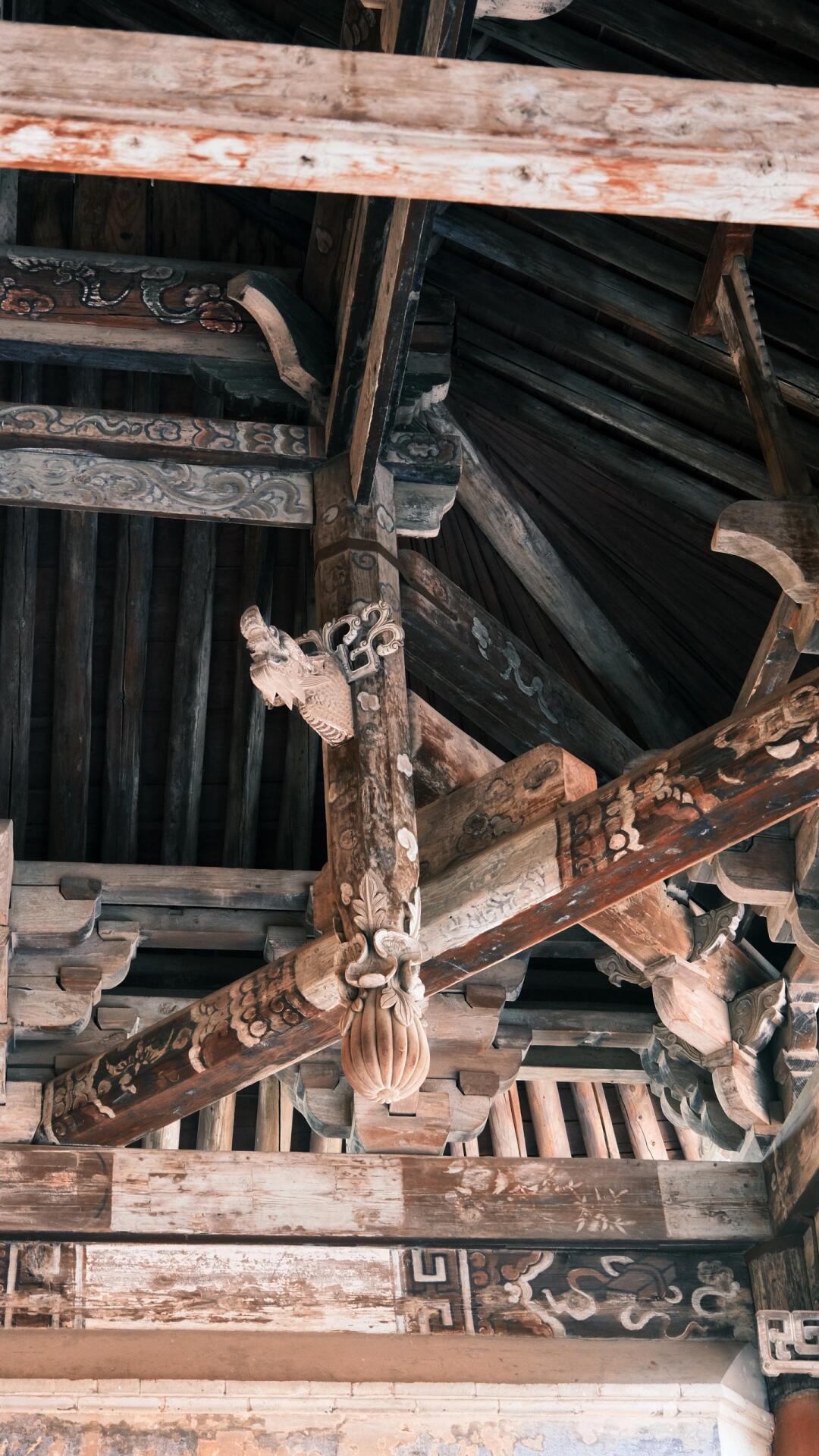 关帝庙,庙内建筑雕梁画栋,气势非凡,尤其是崇宁殿和春秋楼,更是其中的