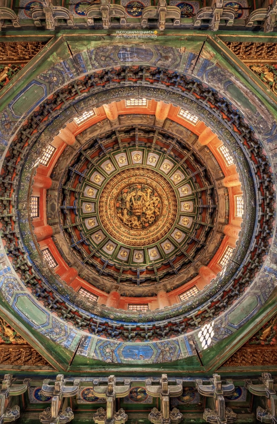 游览时一定要提醒自己不要忘记抬头看看古建筑内部的屋顶,说不定某个