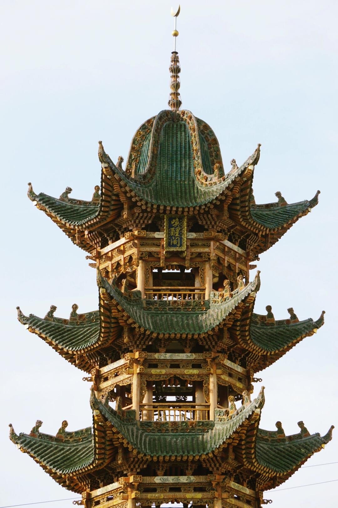 个时期开始,用东亚传统屋顶建筑样式之一的"盔顶"进行了在地化的创造