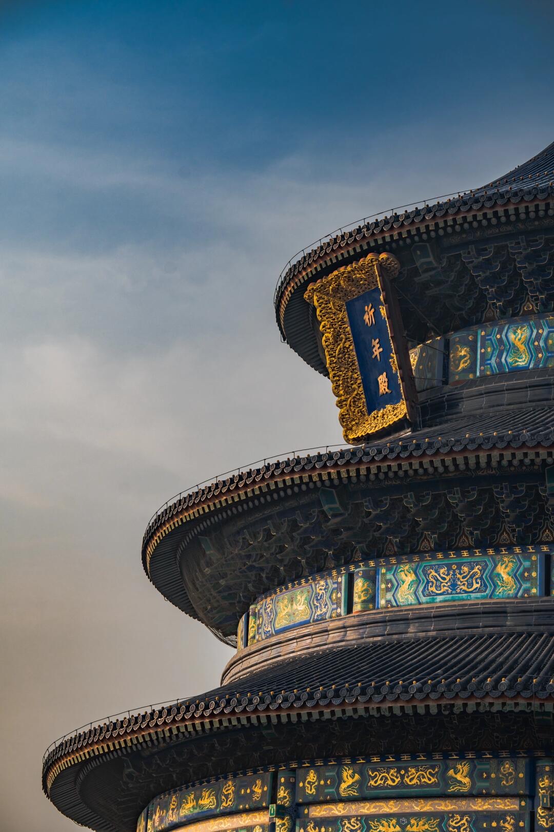 蓝琉璃瓦如澄澈天幕鎏金宝顶似璀璨星辰