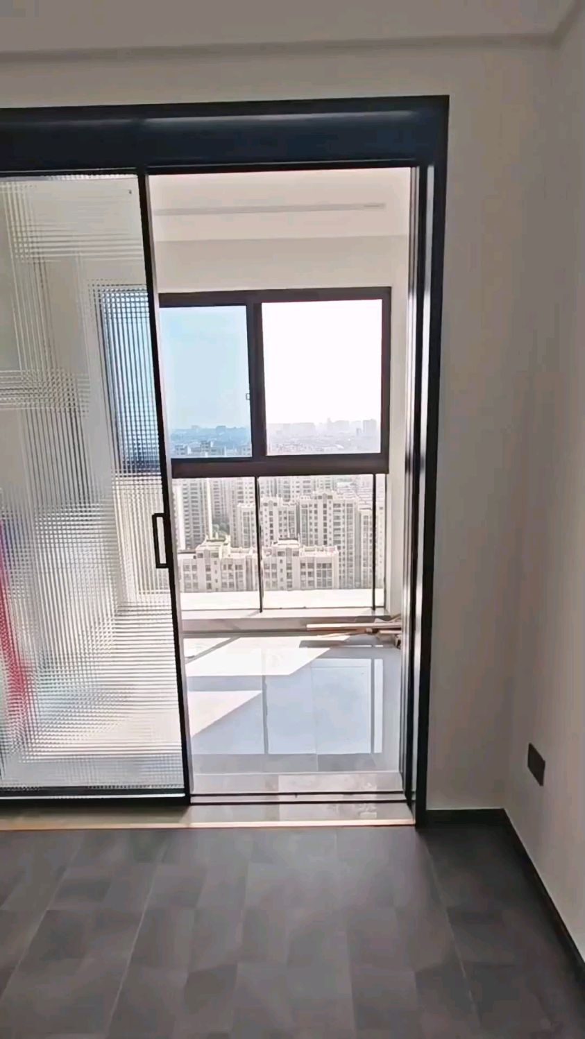 阳台极简玻璃推拉门