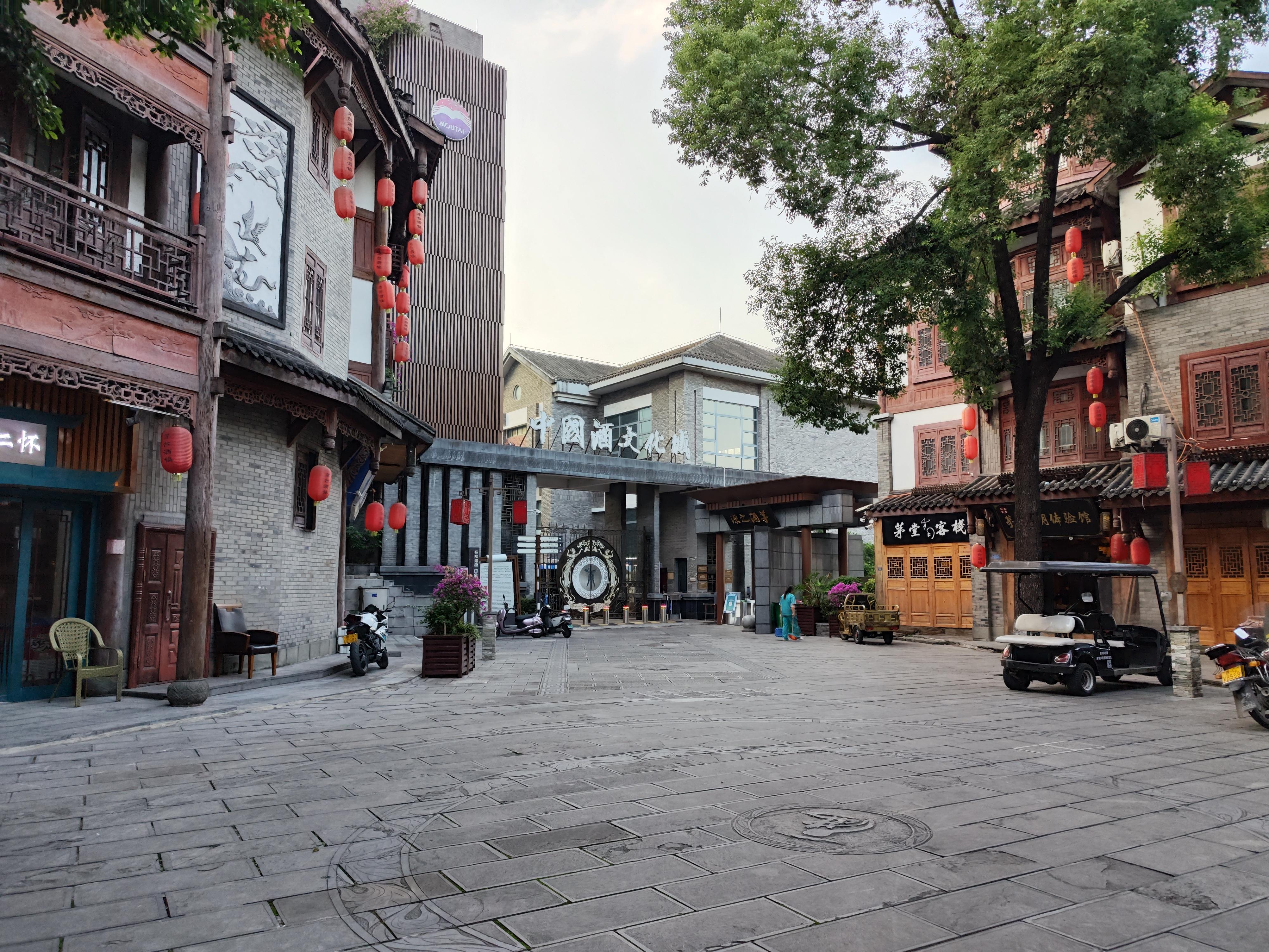 杨柳湾街是茅台镇赤水河右岸山坡上的一条老街,也是一条商业步行街