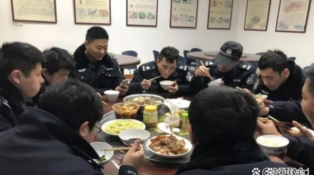 他说了几件事:一是局里警保处毎月评选派出所"五佳食堂,他一次都没评