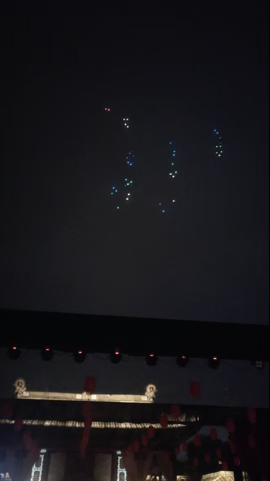 无人机表演两只蝴蝶!