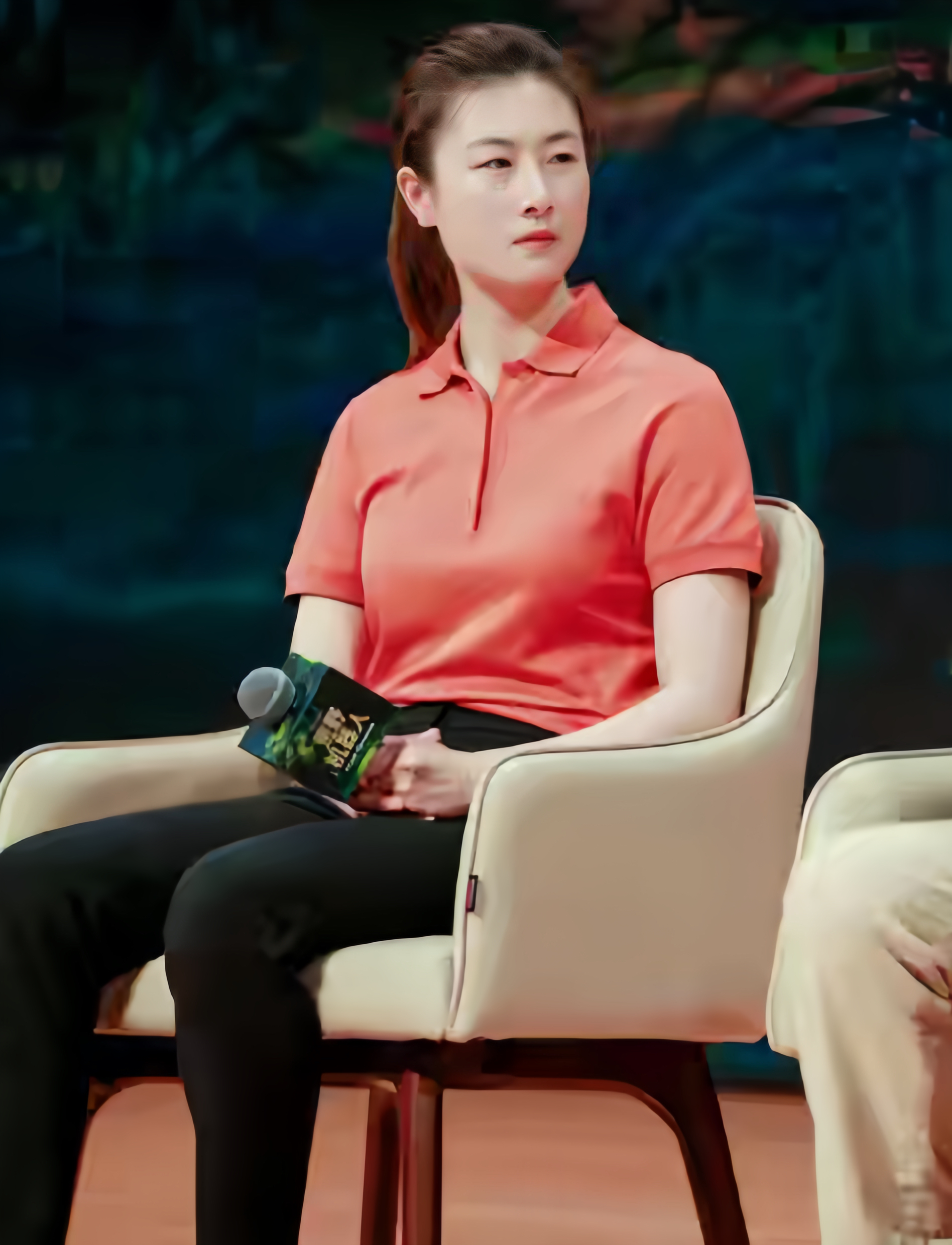 34 岁奥运冠军丁宁于北大任教,工作虽繁忙但气质出众