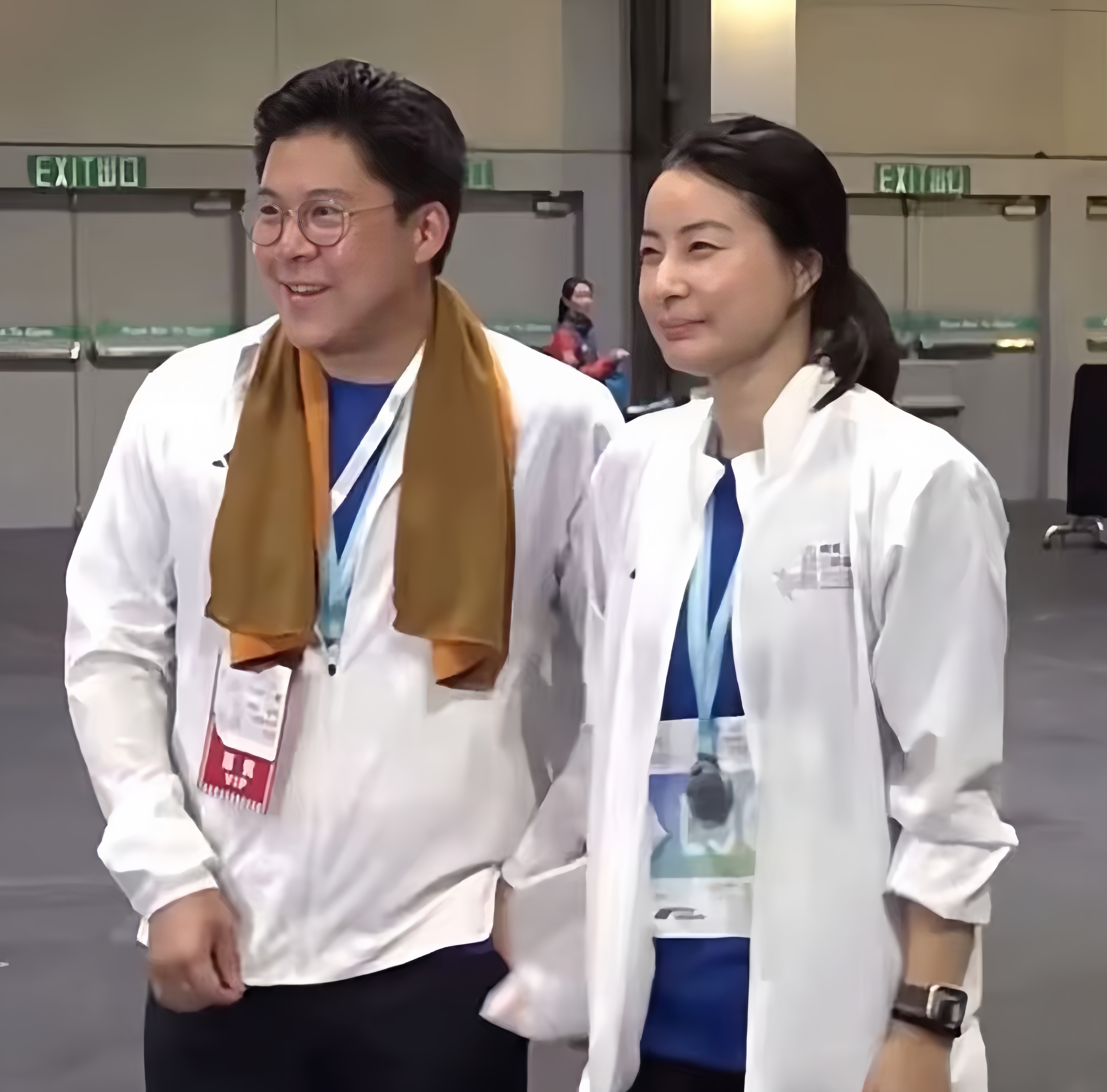 霍启刚与郭晶晶一同跑马拉松,霍公子竟能全程跟上,这体能真的超赞!