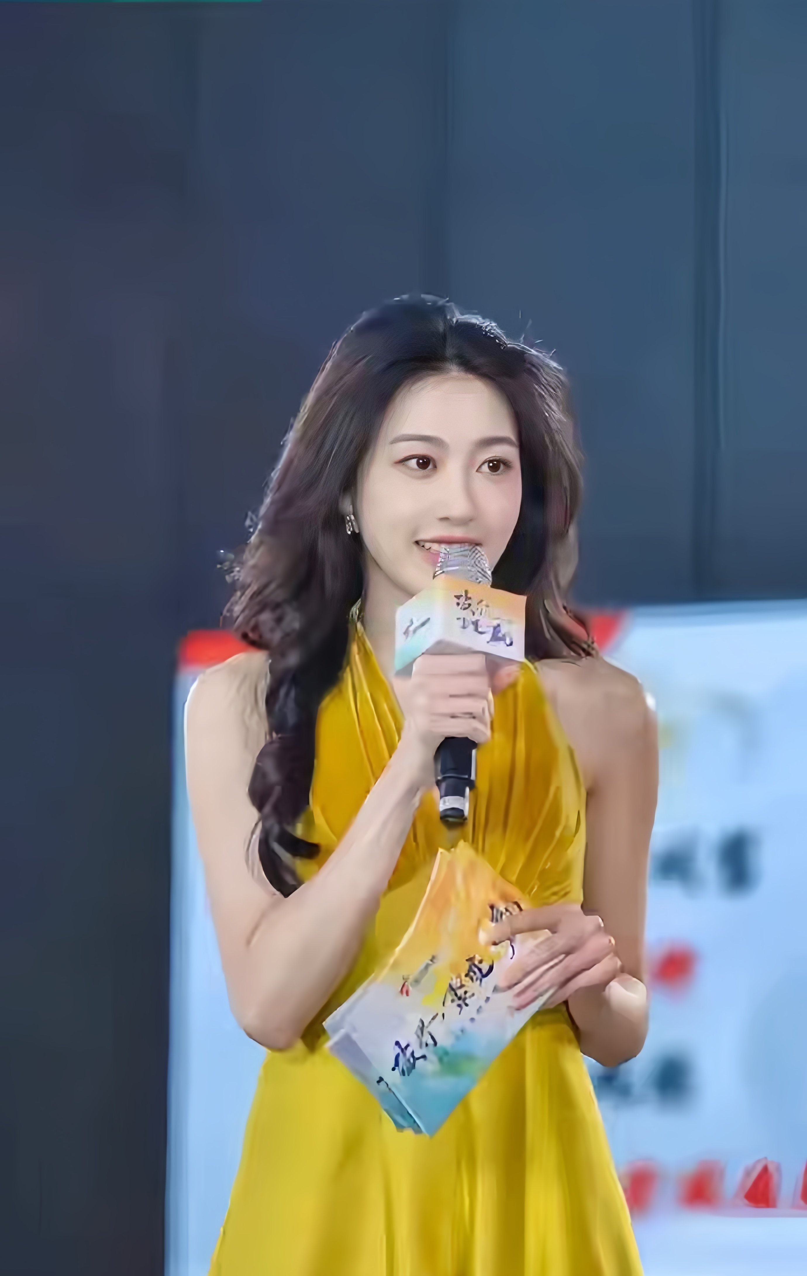 广东经济科教频道三十载庆典之际,主持人孙乐言魅力登场