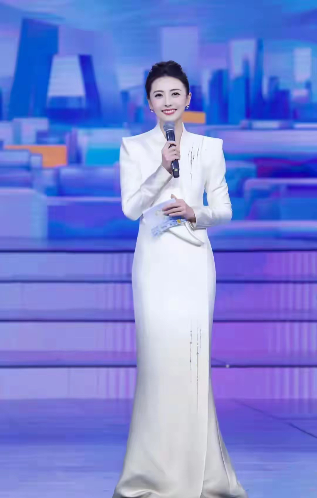 舞台之上主持人小姐姐亭亭玉立那出众的气质仿佛自带光芒