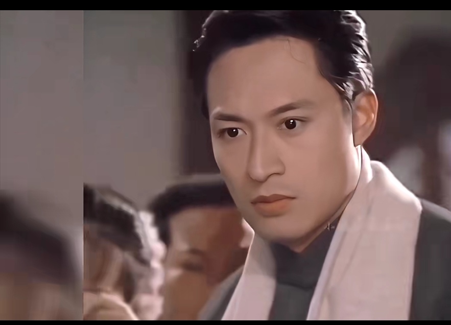 这深情款款的眼神,可能也只能出现在小说里吧