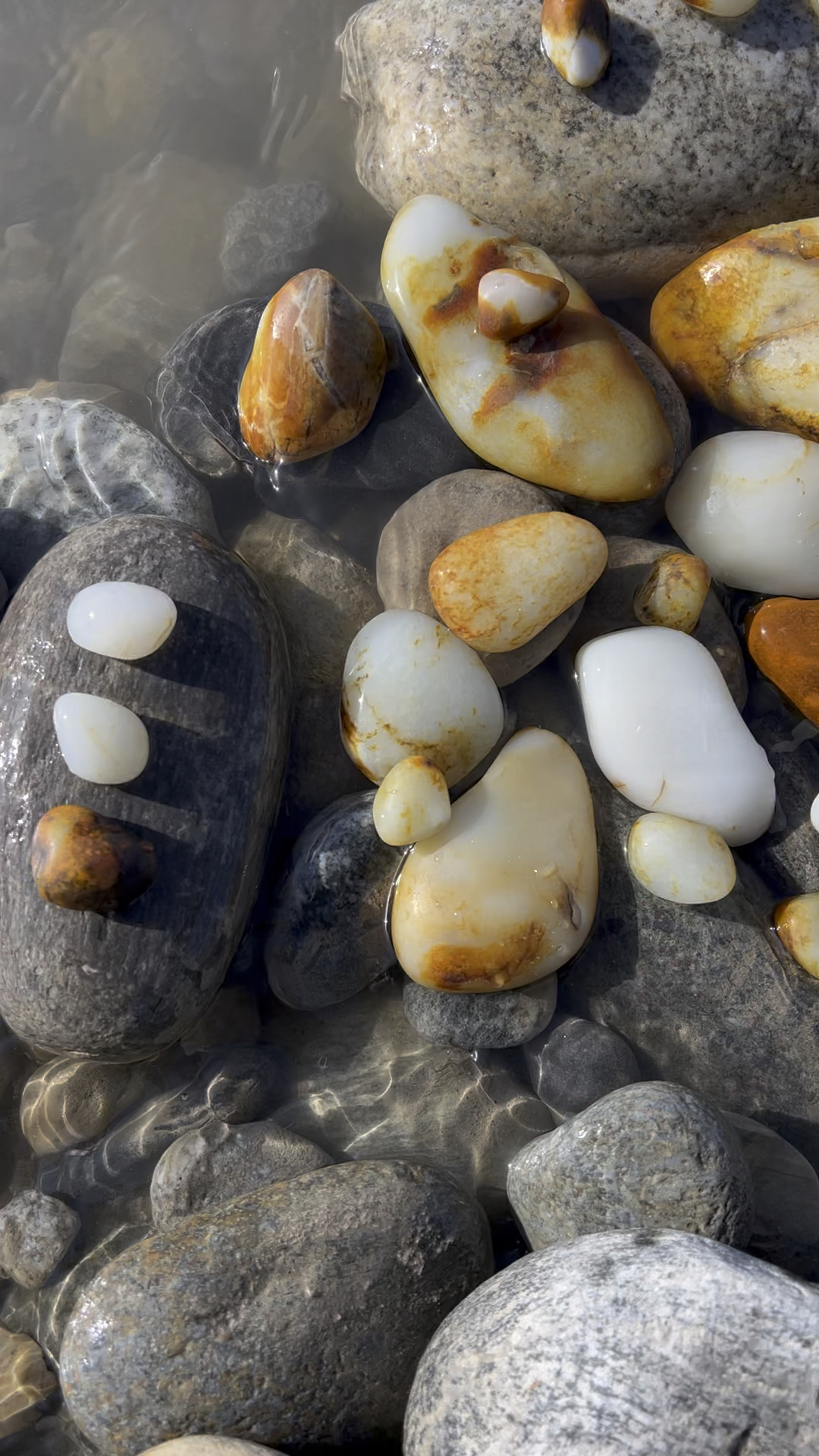 现在的和田玉龙喀什河,正是捡玉的好时节