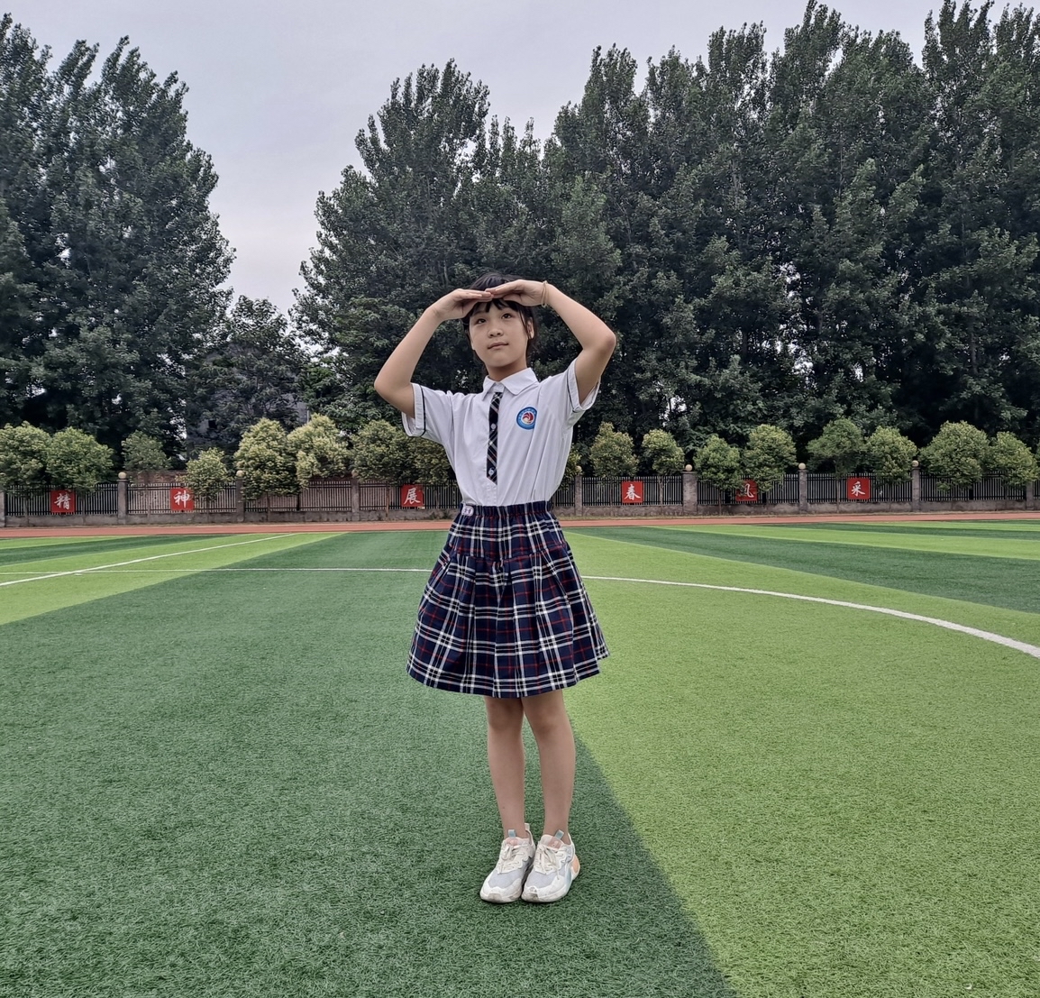 举个例子: 1,张老师上体育课,不是让学生看电