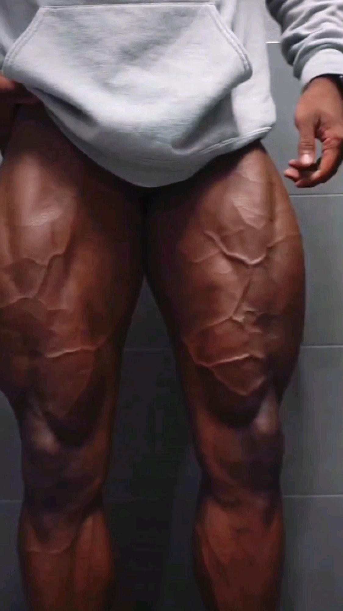 黑皮肌肉猛男青筋暴起的大腿肌肉