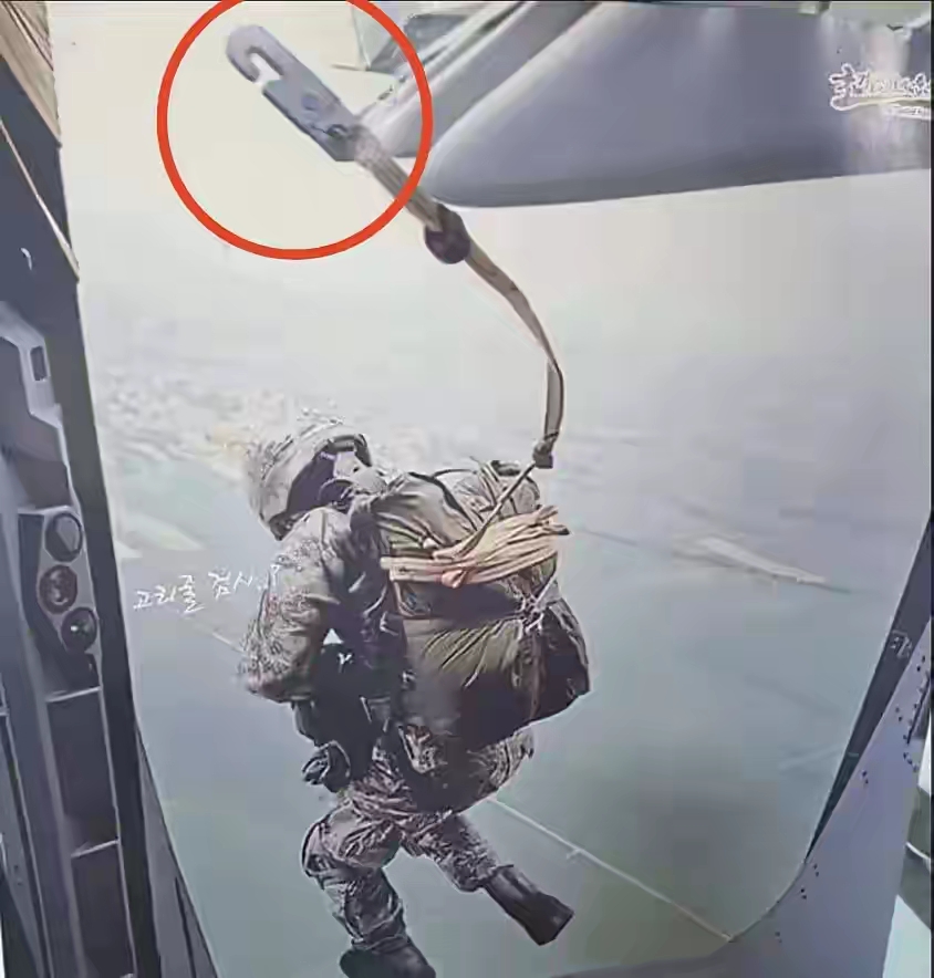 伞兵开伞瞬间挂钩脱落,他能否在千米高空绝境逢生?