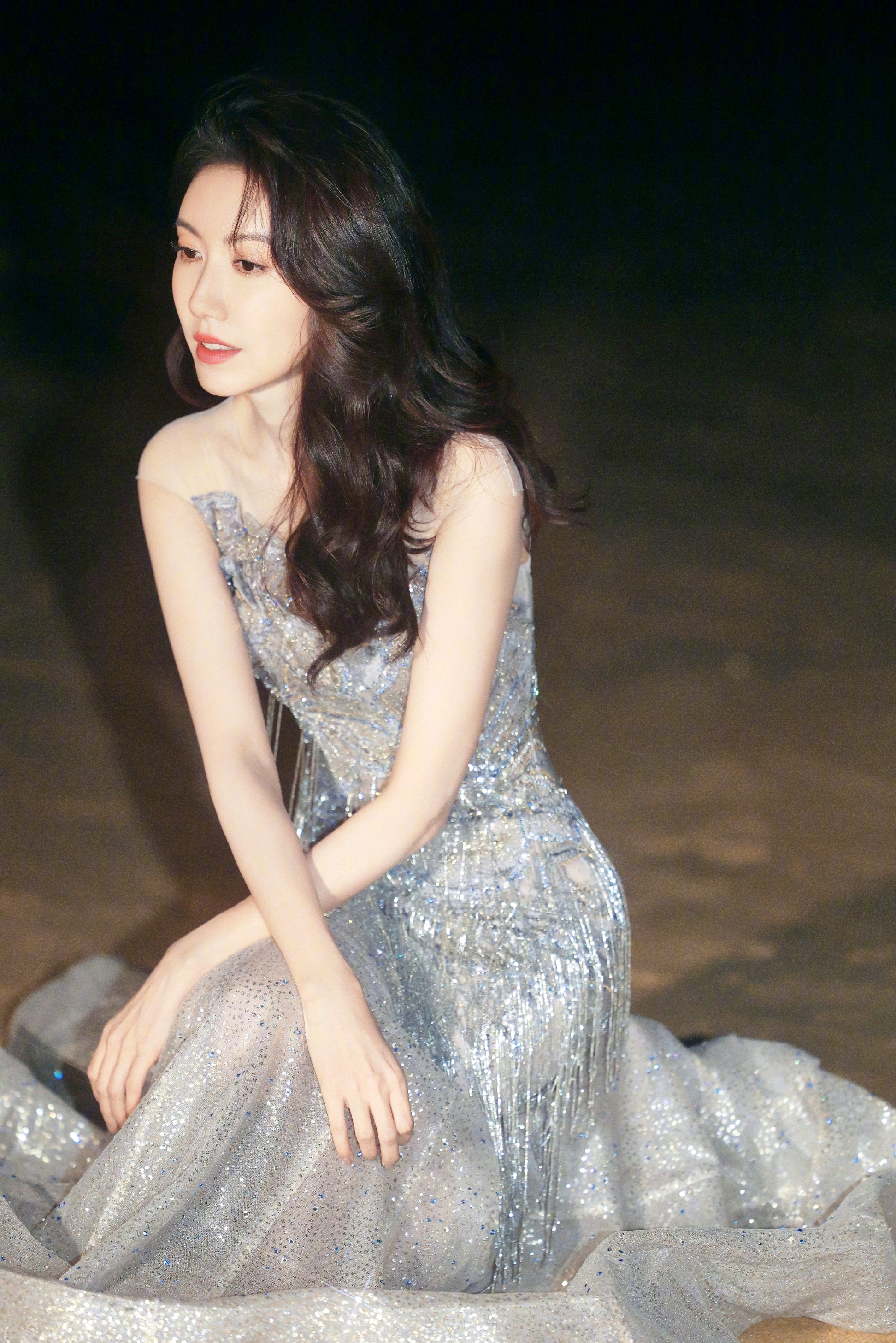 香肩微露,美腿修长,高露的时尚写真让你看到不一样的她!