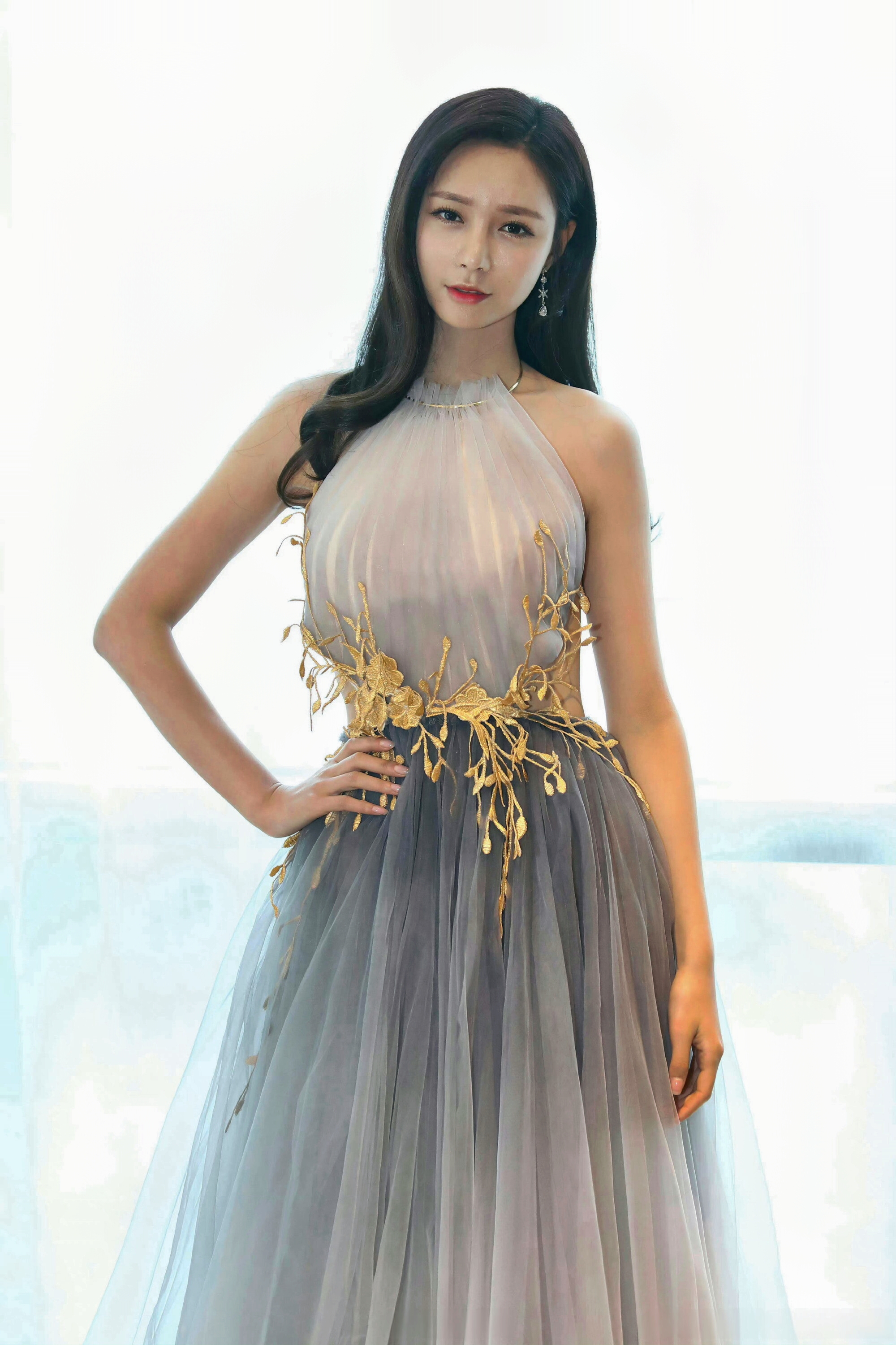 沈梦辰纱裙写真大赏,香肩微露,靓颜如花