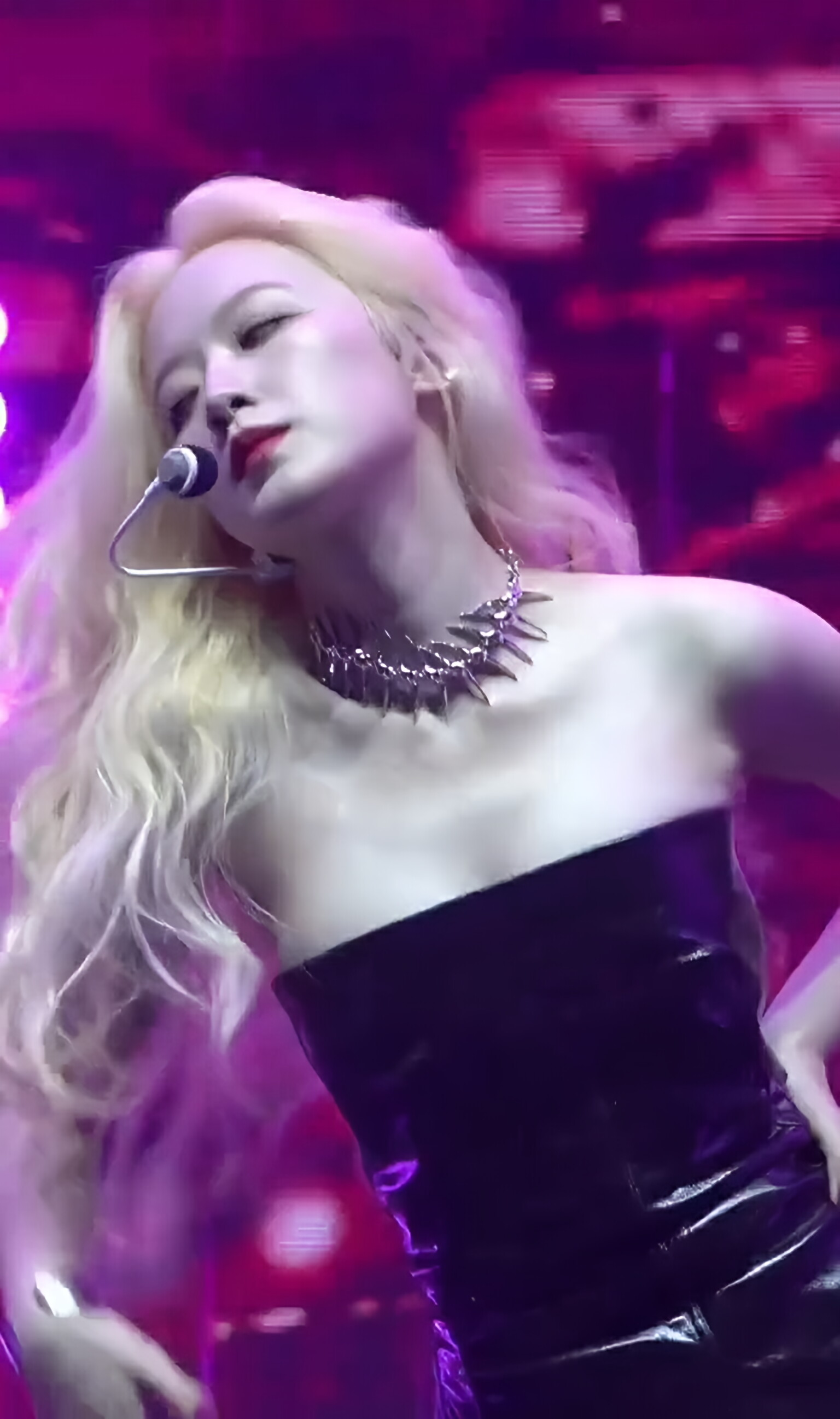 舞台上的叶舒华:璀璨妆容与个性穿搭,演绎无限魅力