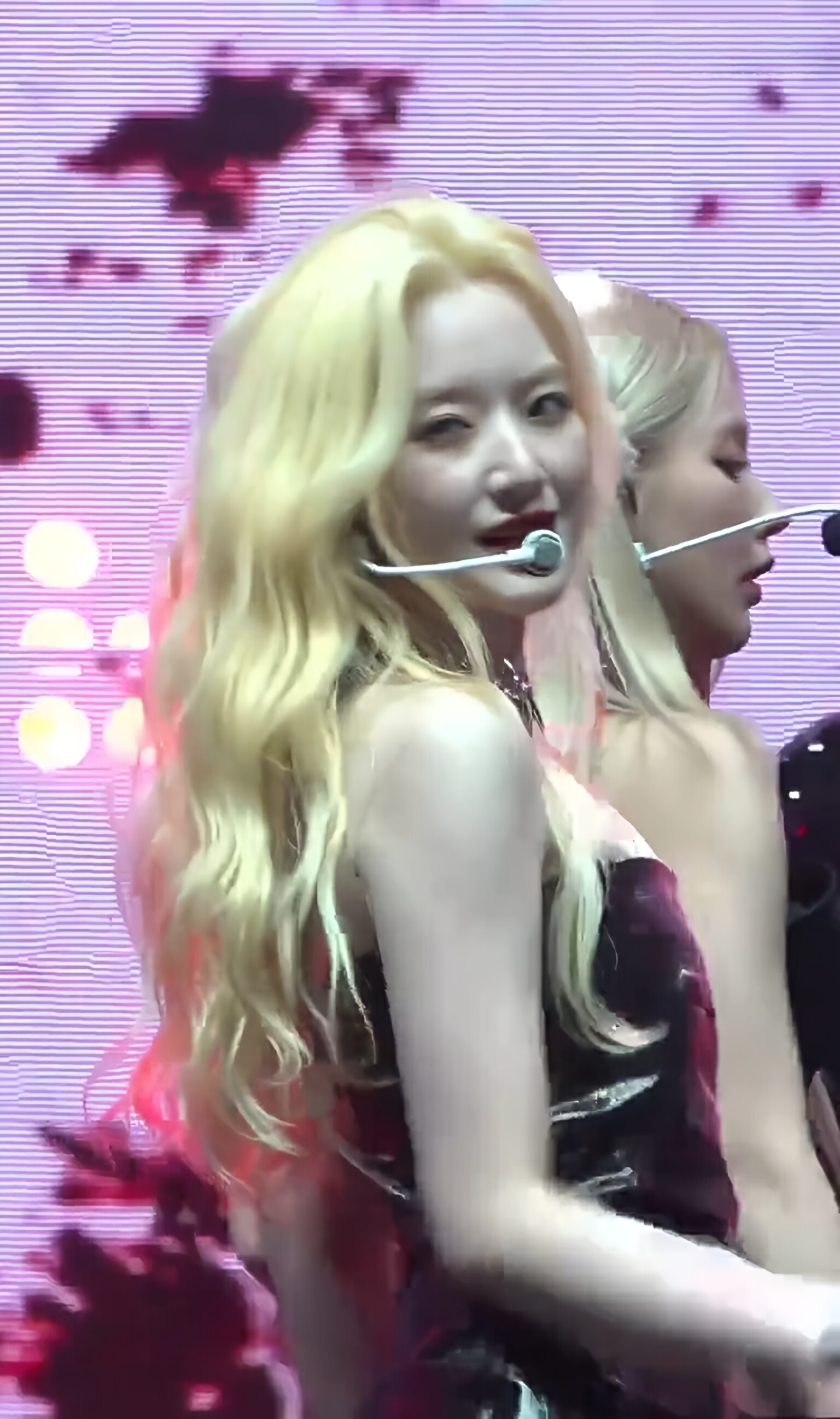 舞台上的叶舒华:璀璨妆容与个性穿搭,演绎无限魅力