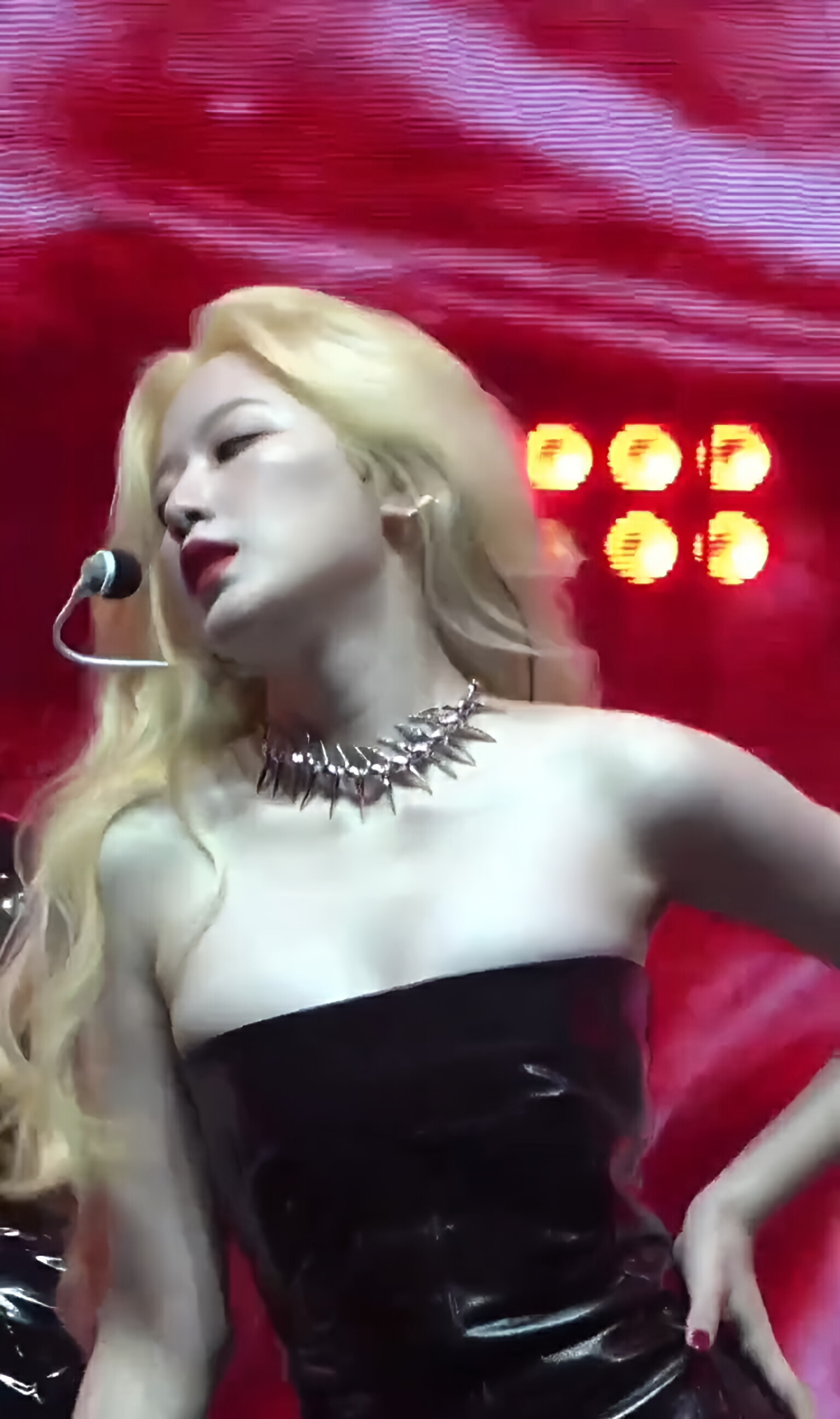 舞台上的叶舒华:璀璨妆容与个性穿搭,演绎无限魅力