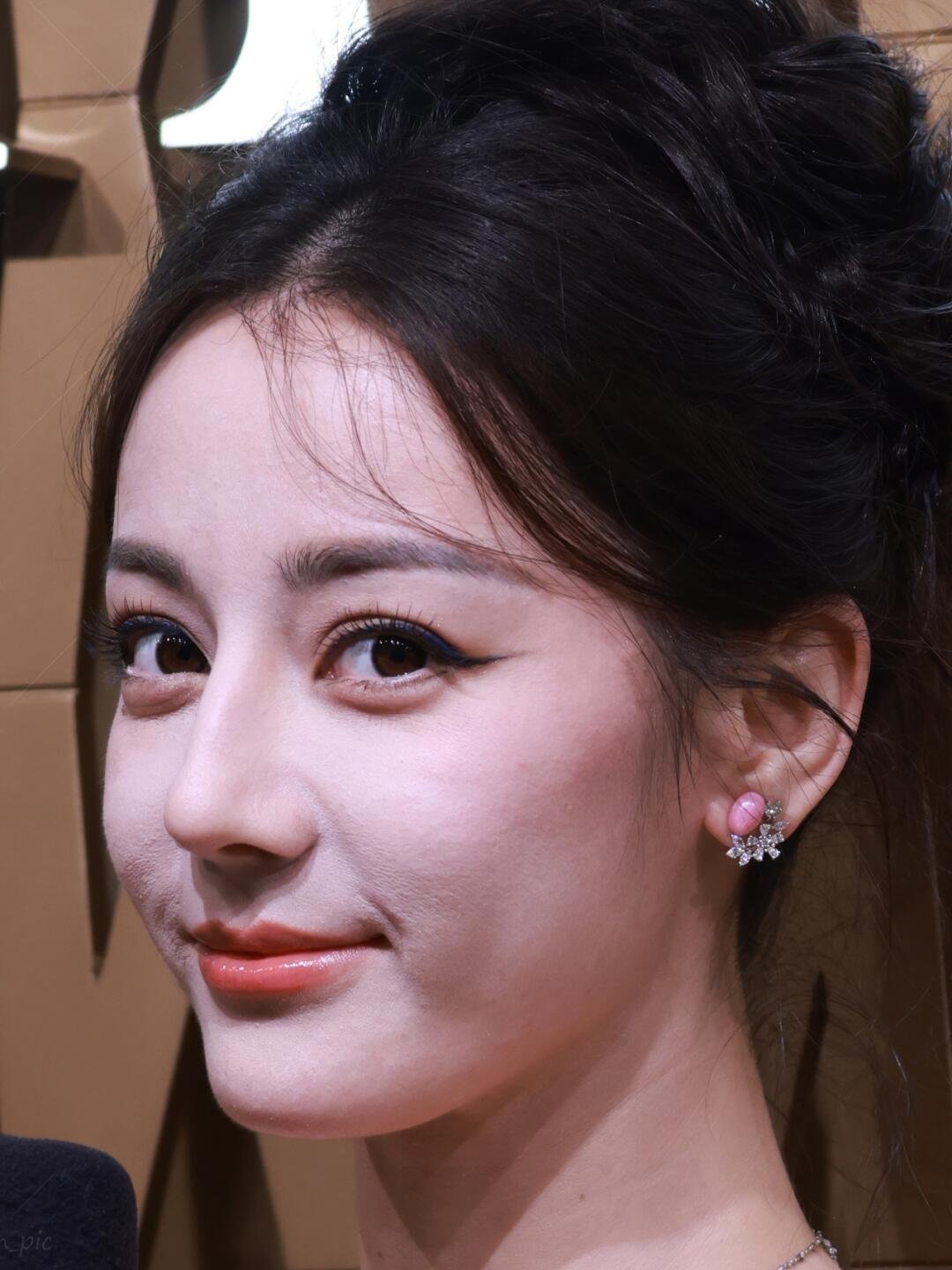 迪丽热巴双眼皮:自然之美,尽显迷人风采