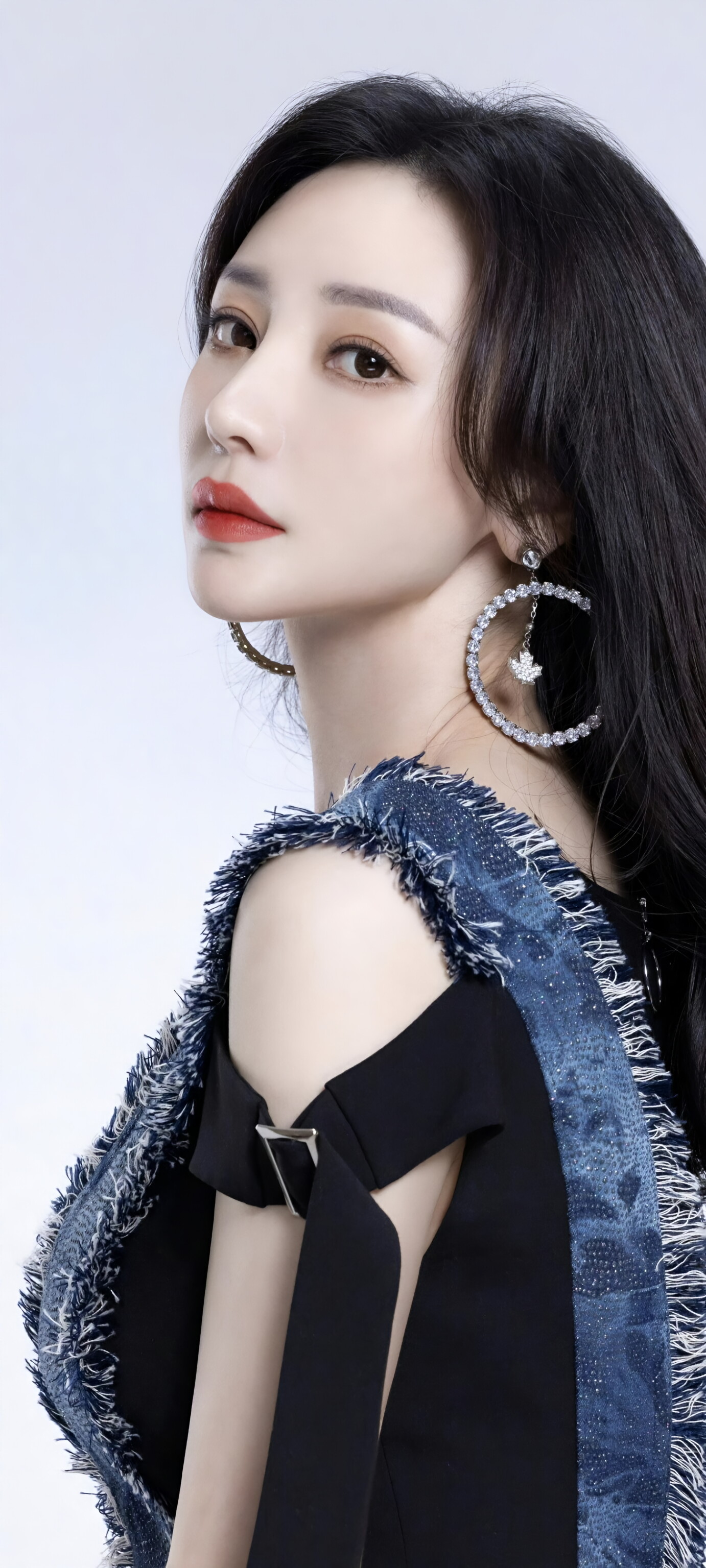 柳岩时尚大片壁纸:穿搭典范,尽显女神魅力